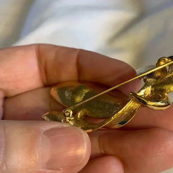 Vintage 1960s gold tone pin /brooch, leaf motif - Picture 5 of 9